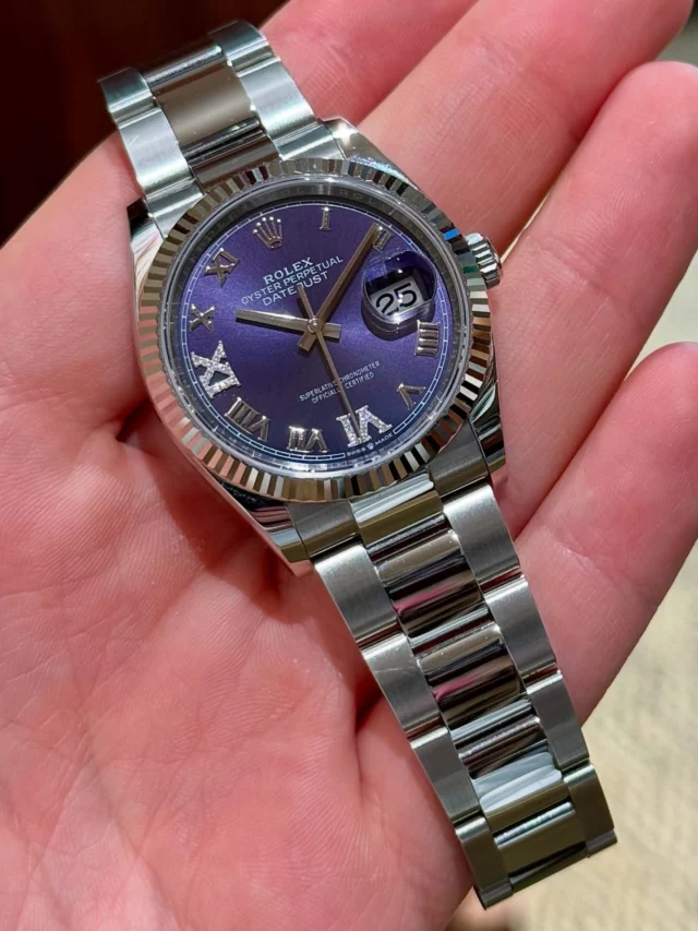 Magnifique ROLEX Datejust 36MM

Ref 126234

Lunette cannelée or blanc 18K 

Cadran 🍆 Aubergine et Indexs Diamants 💎 🤩 

✅ Full Set / Année 2021

💎 État 20/20 

➡️ Garantie 5 ans.

Visible dans notre boutique @olivineprestige

#rolex #rolexdatejust #datejust #oyster #aubergine #diamonds #rolex126234 #rolexero #watchfam #watchnerd #mondani #olivineprestige