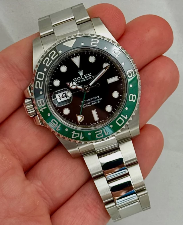 ROLEX GMT Master II SPRITE ⚫️🟢

✅ Full Set / Année 2023

💎 État 20/20 Jamais portée 

➡️ Garantie 5 ans.

Visible dans notre boutique @olivineprestige

#rolex #rolexgmt #rolexgmtmaster #gmt #gmtmaster #rolex126720VTNR #126720VTNR  #sprite #rolexero #watchfam #watchnerd #mondani #olivineprestige