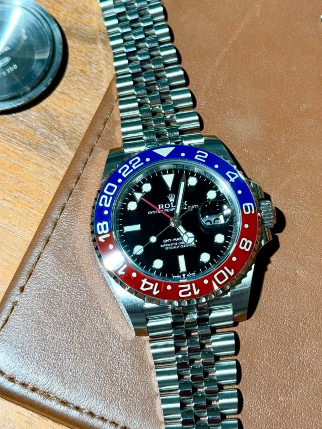 ⚠️🚨 Attention ! 🚨⚠️

Notre lutte contre la contrefaçon continue chaque jour grâce à nos expertises en boutique 🔎🕒

😱 Cette Rolex GMT Master II était… entièrement fausse ❌⌚️

💰 Elle était proposée à 18 000 € à un particulier, qui a heureusement eu la présence d’esprit de nous la faire expertiser avant l’achat 👏🙌

👉 Soyez vigilants lors de vos achats, car le marché de la contrefaçon ne faiblit pas 😤📈
Les montres sont de plus en plus bien imitées 🫣

✨ Soyez prudents et n’hésitez pas à nous consulter pour une expertise ! 📝✅

#Rolex #GMTMasterII #ExpertiseMontre #fake #pepsi #FausseRolex #Authentification #MontreDeLuxe #Horlogerie #Contrefaçon #ConseilsAchat #olivineprestige