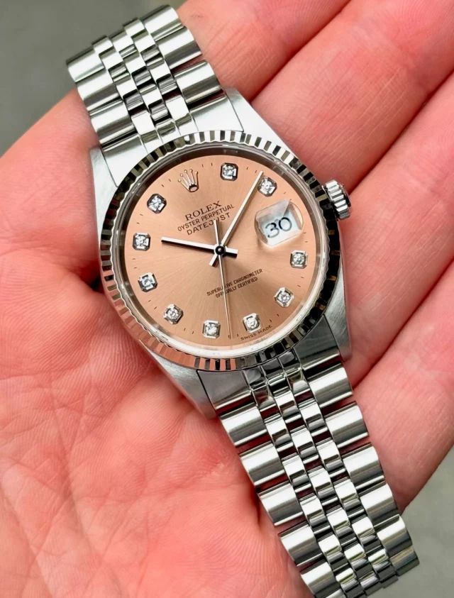 ROLEX Datejust 36MM

Ref 16234

Cadran Saumon indexs brillants 💎 

Lunette cannelée en or blanc 18K

Bracelet Jubilé

✅ Full Set / Année 2001

💎 État 20/20 

➡️ Garantie 2 ans.

Visible dans notre boutique @olivineprestige

#rolex #rolex16234 #16234 #salmondial #rolexdatejust #datejust #swissmade #rolexero #mondani #watchnerd #watchfam #olivineprestige
#Rolex #RolexWatch #LuxuryWatch#WatchPorn #WristWatchCheck #Horology #RolexCollector